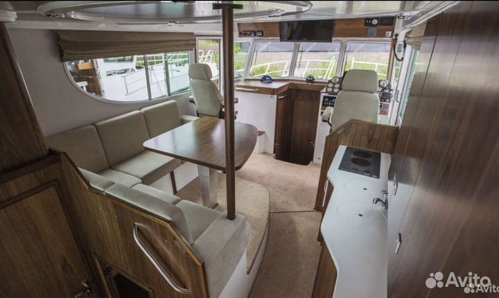 Моторная яхта