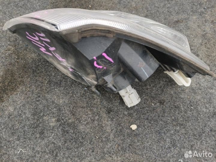 Поворотник к фаре правый Nissan Wingroad Y11