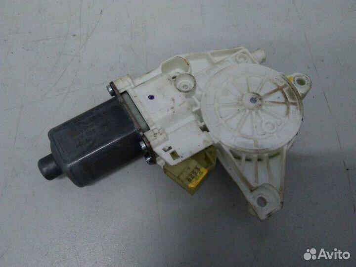 Моторчик стеклоочистителя передний левый