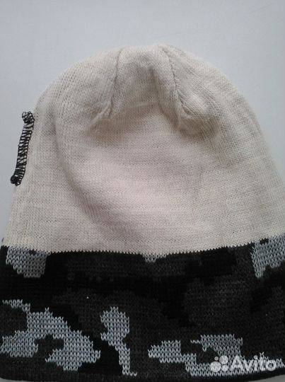 Шапки черная и камуфляжная