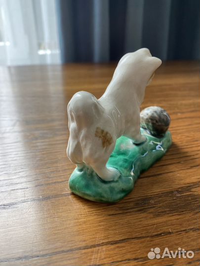Фарфоровая статуэтка Собачка с ежиком