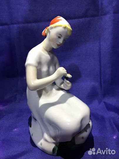 Статуэтка фарфоровая СССР Гадание на ромашке