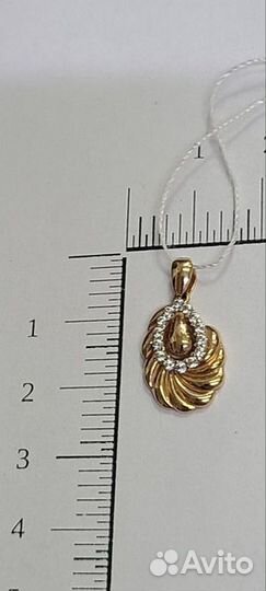 Золотая подвеска с камнем
