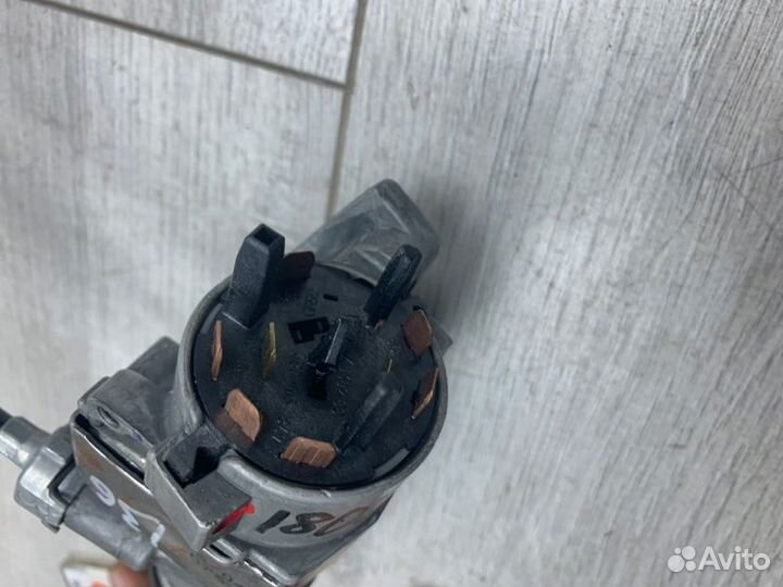 Замок зажигания Audi A4 седан AVF 2004