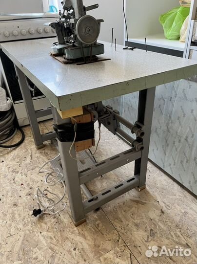 Оверлок промышленный 51 класс со столом