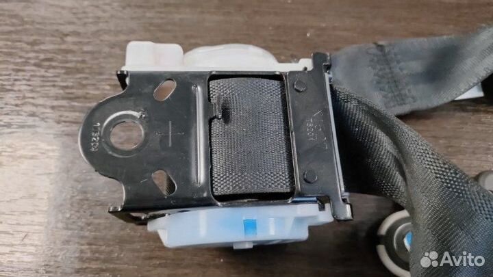 Ремень безопасности правый Mitsubishi Pajero 4