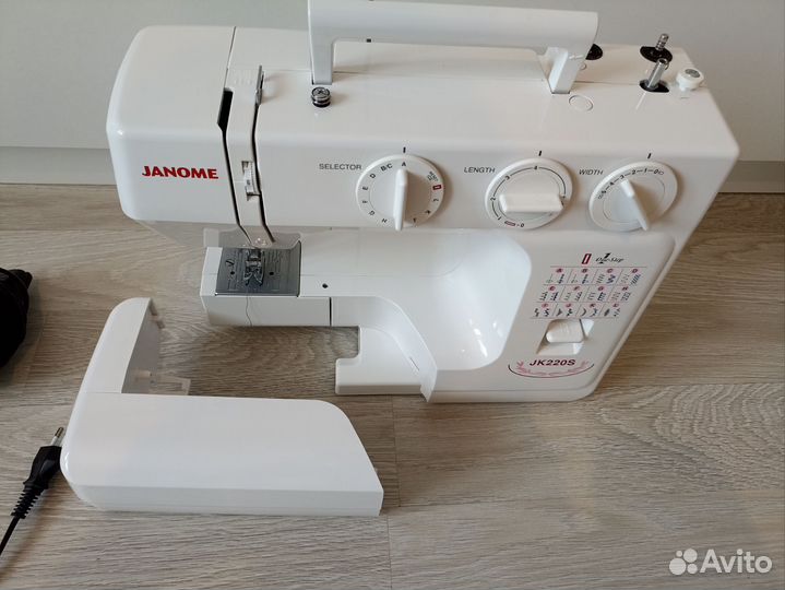 Швейная машина Janome