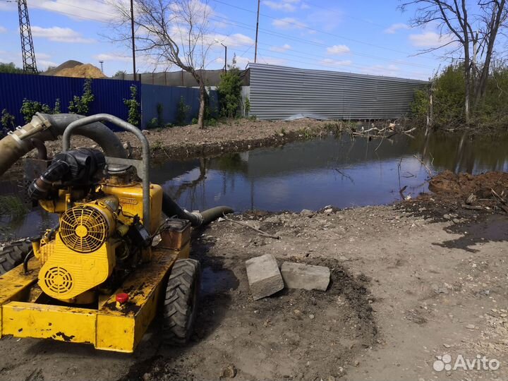 Откачка пруда мощный насос