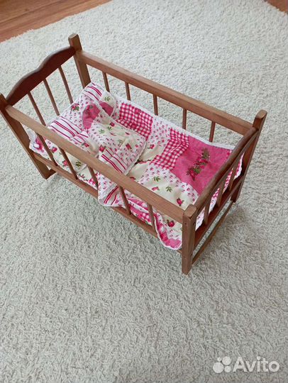 Кроватка для куклы с постелью