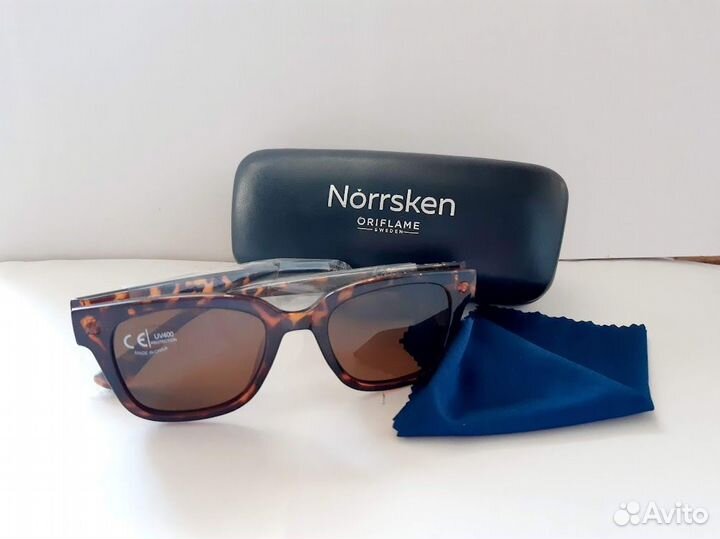 Очки солнцезащитные в футляре новые