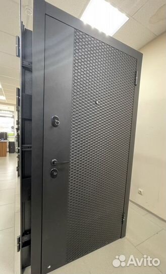 Дверь входная с зеркалом новая