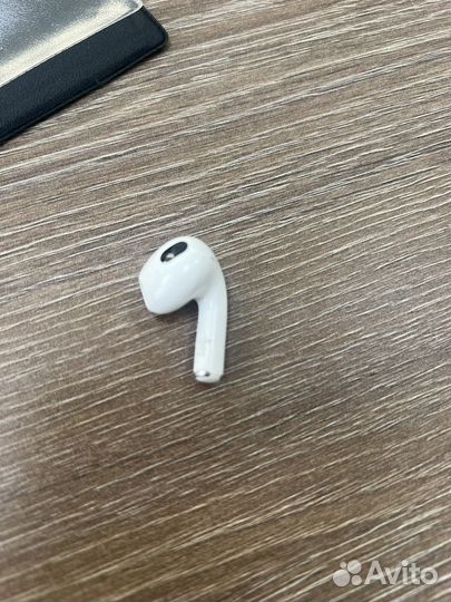 Кейс и правый наушник airpods 2