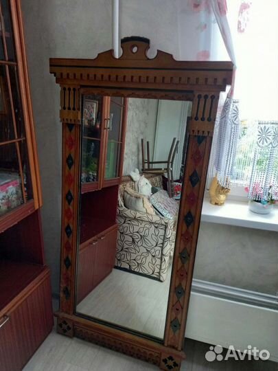 Зеркало в резной деревянной раме