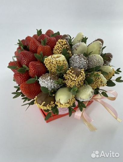 Букет клубники в коробке