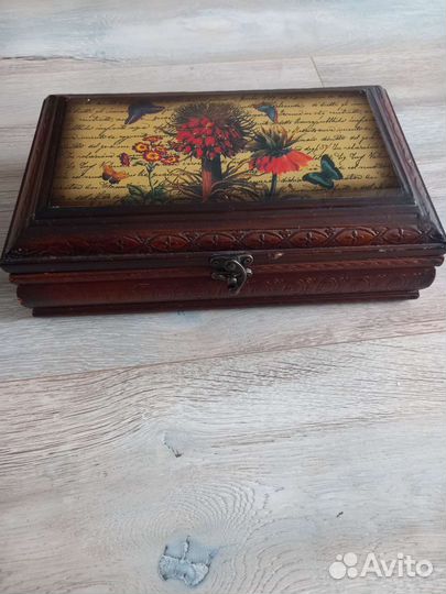Деревянная шкатулка