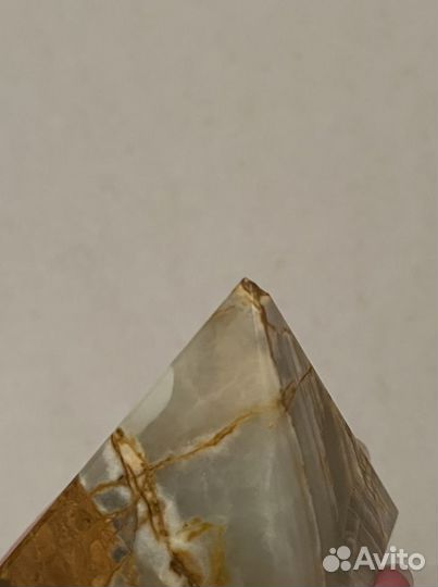 Пирамида из камня оникс