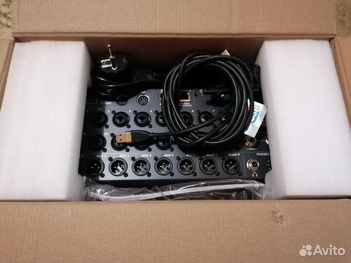 Цифровой микшерный пульт behringer xr18