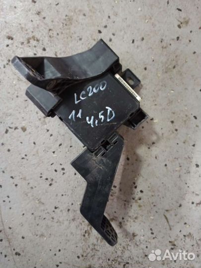 Блок предохранителей Toyota Land Cruiser 200