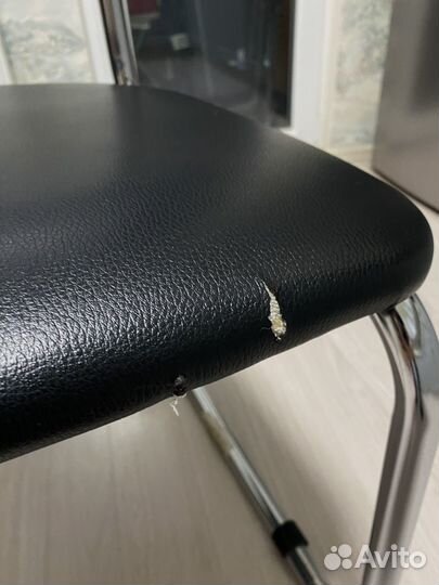 Стул офисный кожаный черный