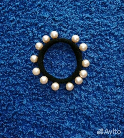 Резинка с золотистыми жемчужинами. Много вещей