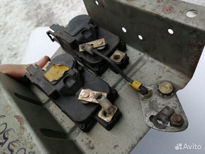 Замок стекла двери багажника Nissan Terrano D21