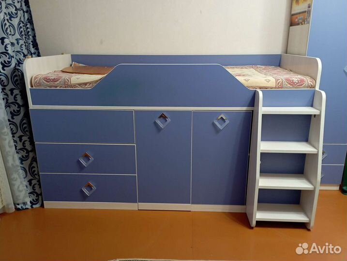 Кровать- чердак со столом и шкаф