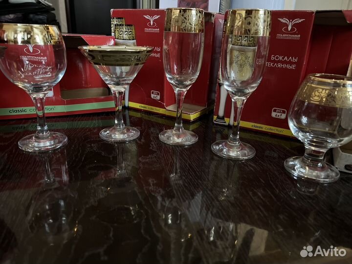 Разный комплект стеклянных бокалов