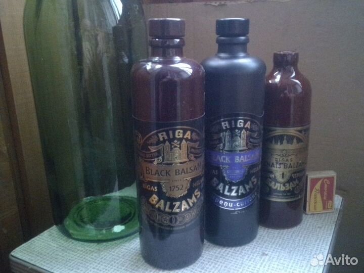 Бутылки стеклянные и фарфоровые