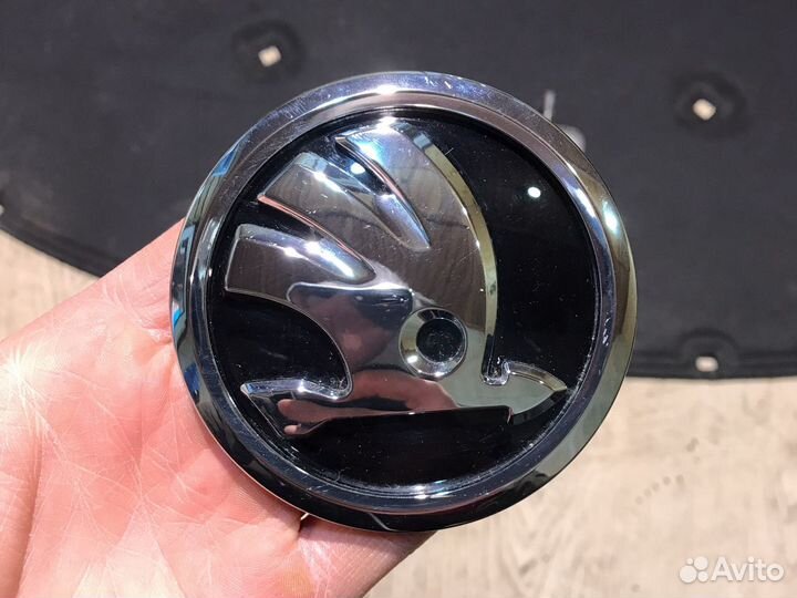 Эиблема капота skoda rapid 2018