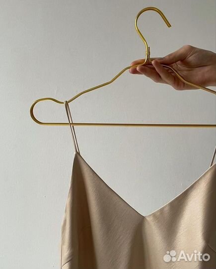 Продавец в шоурум женской одежды