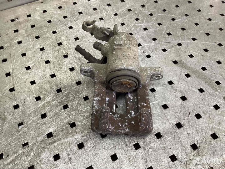 Суппорт задний левый Volkswagen Golf