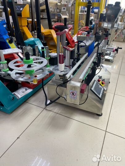 Автоматический этикетировщик для круглых бутылок