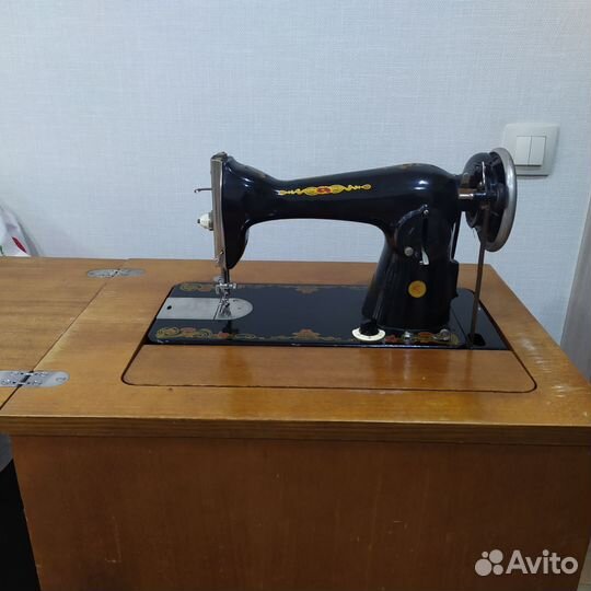 Швейная машина ножная с тумбой