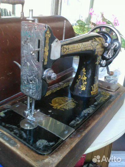 Швейная машина с символикой Singer в рабочем состо