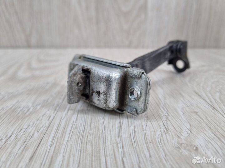 Ограничитель двери задний левый Hyundai Solaris 2