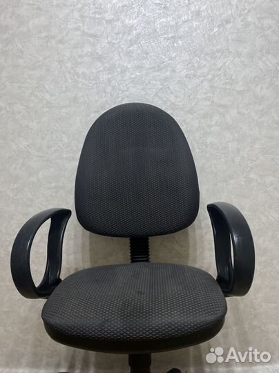 Компьютерное кресло и стол