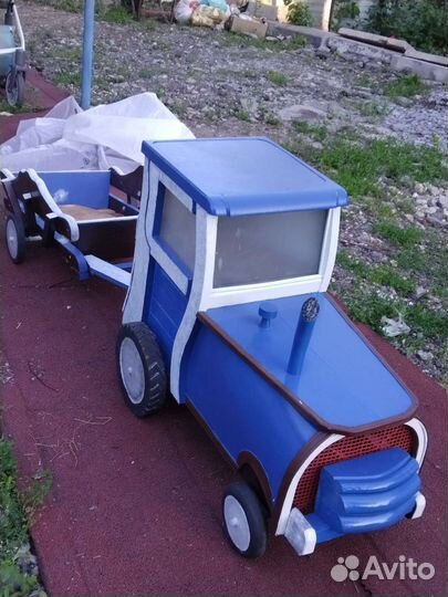 Синий трактор деревянный