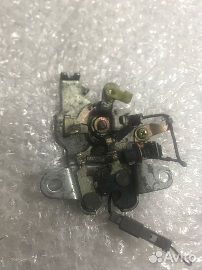 Замок багажника задний Toyota Mark 2 GX90 1GFE