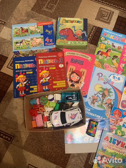 Пакет игрушек и книжек для малыша