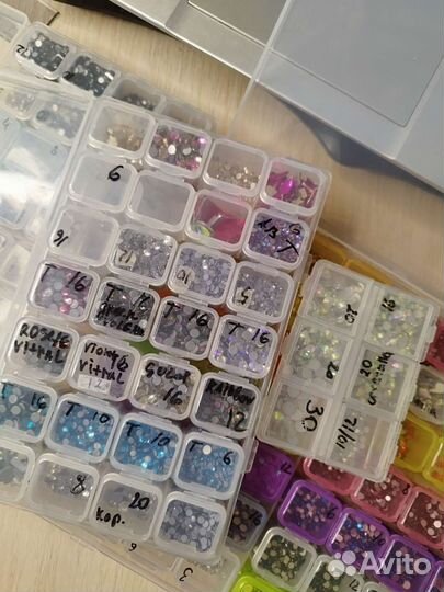 Стразы разных цветов и размеров