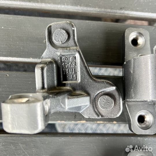 Петля двери правая передняя нижняя мерседес w213