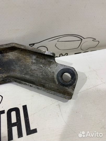 Кронштейн впускного коллектора Renault Logan 1