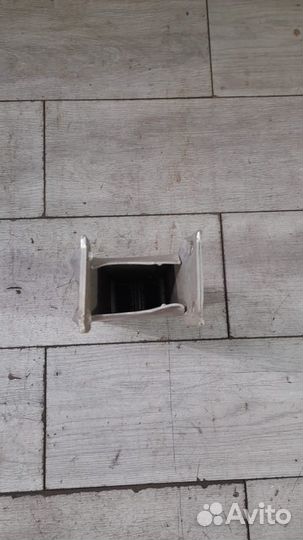 Кронштейн усилителя передний левый Mercedes E