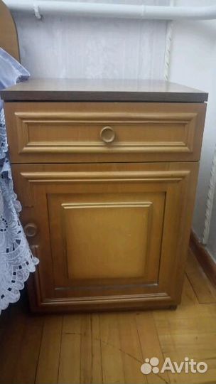 Трюмо с зеркалом. тумбочки