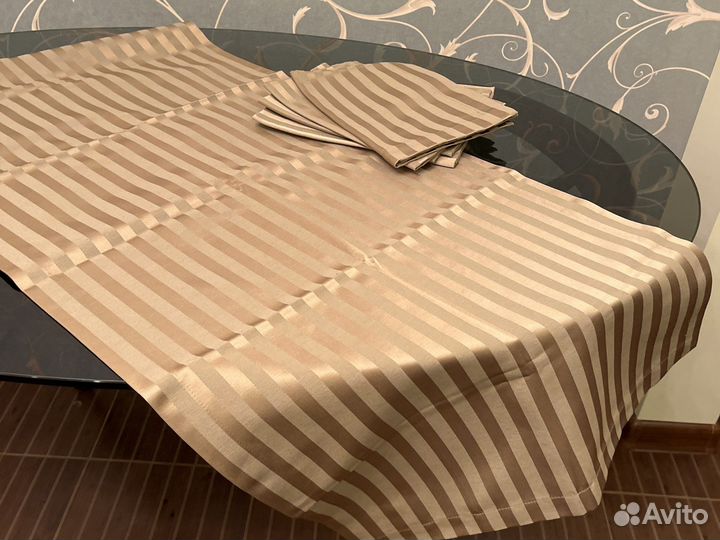 Набор из дорожки и салфеток для стола.Globus