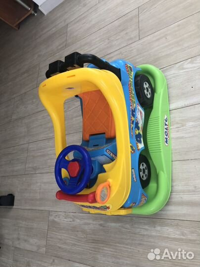 Машина каталка с родительской ручкой