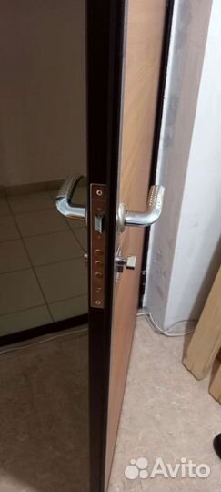 Дверь входная металлическая от застройщика