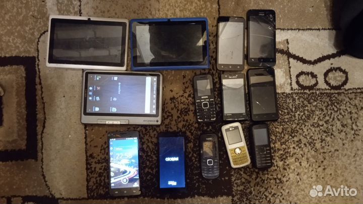 Продам планшеты и телефоны цена за все