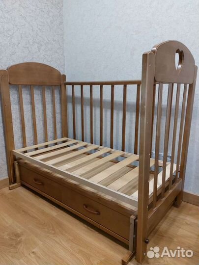 Детская кроватка с маятником и ящиком