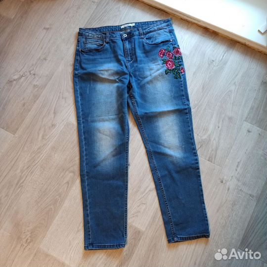 На доставке Джинсы с вышивкой